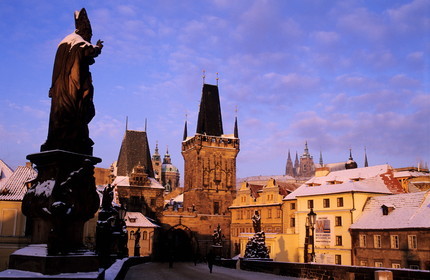 République Tchèque, Prague, le Pont Charles sur la Vltava devant le quartier de Mala Strana