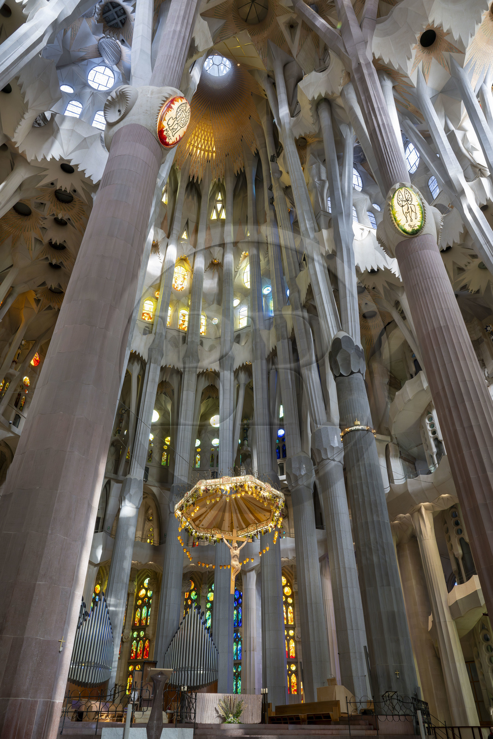 Espagne, Catalogne, Barcelone, quartier de l'Eixample, basilique de la Sagrada Familia de l'architecte du modernisme catalan Antoni Gaudi classée Patrimoine Mondial de l'UNESCO, le presbyterium, chœur réservé au clergé, surmonté du Christ crucifié accroché à un baldaquin suspendu