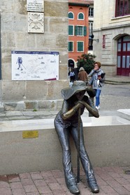 France, Haute-Loire (43), Le Puy-en-Velay, étape classée Patrimoine Mondial de l'UNESCO dans le cadre des chemins de Compostelle, place du Plot, statue en bronze La Jeune Pélerine de l'artiste hongrois Andras Lapis