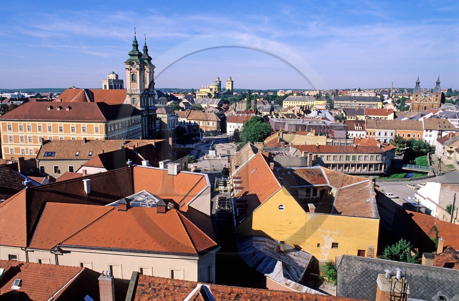 Hongrie, Eger, église des frères mineurs et cathédrale surplombant les toits de la ville