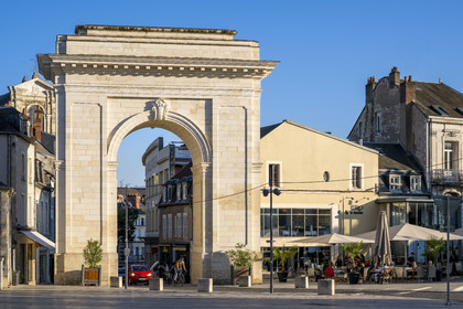 France, Nièvre (58), Nevers, la porte de Paris et avenue Pierre-Bérégovoy