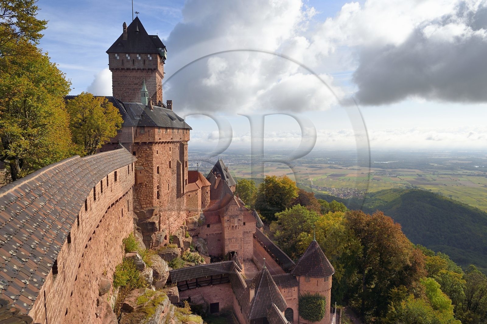 France, Bas-Rhin (67), Orschwiller, le chateau du Haut-Koenigsbourg et la plaine d'Alsace en arrière plan