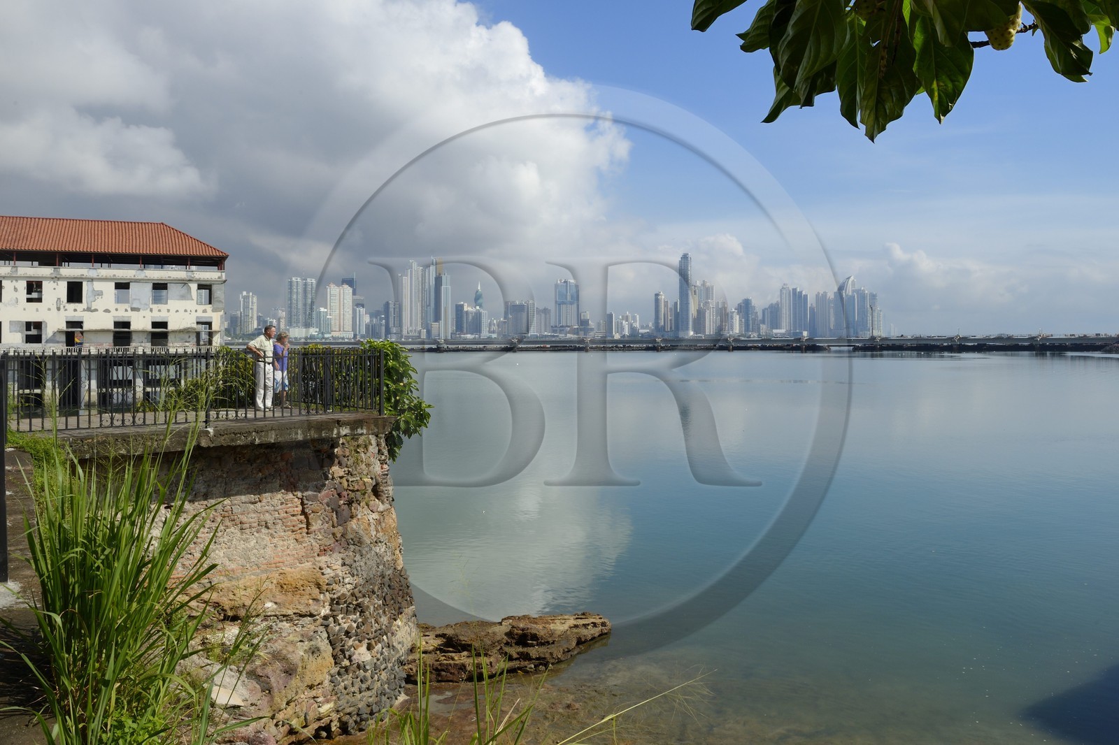 Panama, Panama City, le front de mer et ses gratte-ciels depuis le quartier de Casco Antiguo (Viejo), la pointe Colon et la Trump tower en arrière plan à droite