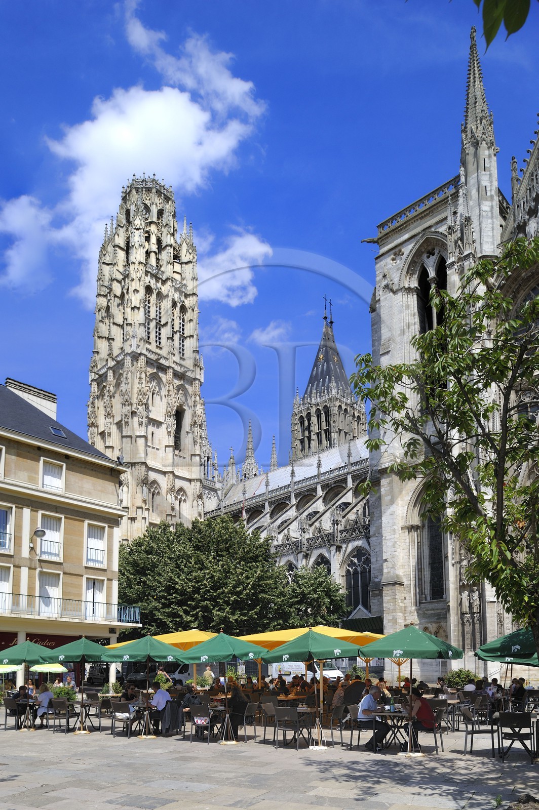 France, Seine-Maritime (76), Rouen, cathédrale Notre-Dame de Rouen, terrasse de café face au portail de la Calende et la Tour de Beurre