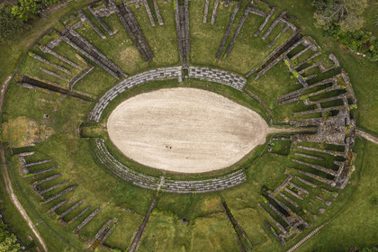France, Charente-Maritime (17),  Saintonge, Saintes, amphithéâtre gallo-romain appelé localement les Arènes de Saintes, sa construction commence sous le règne de Tibère et s'achève sous le règne de Claude, vers 40 après JC, 127 mètres de long sur 102 de large, il pouvait accueillir près de 15 000 spectateurs (vue aérienne)