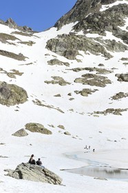 France, Alpes-Maritimes (06), parc national du Mercantour, Haute-Vésubie, randonnée dans le vallon de la Madone de Fenestre, le col et le lac de Fenestre encore enneigé