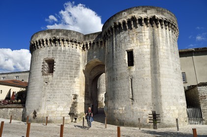 France, Charente (16), Cognac, la porte Saint-Jacques ouvre sur le quartier médiéval du vieux Cognac