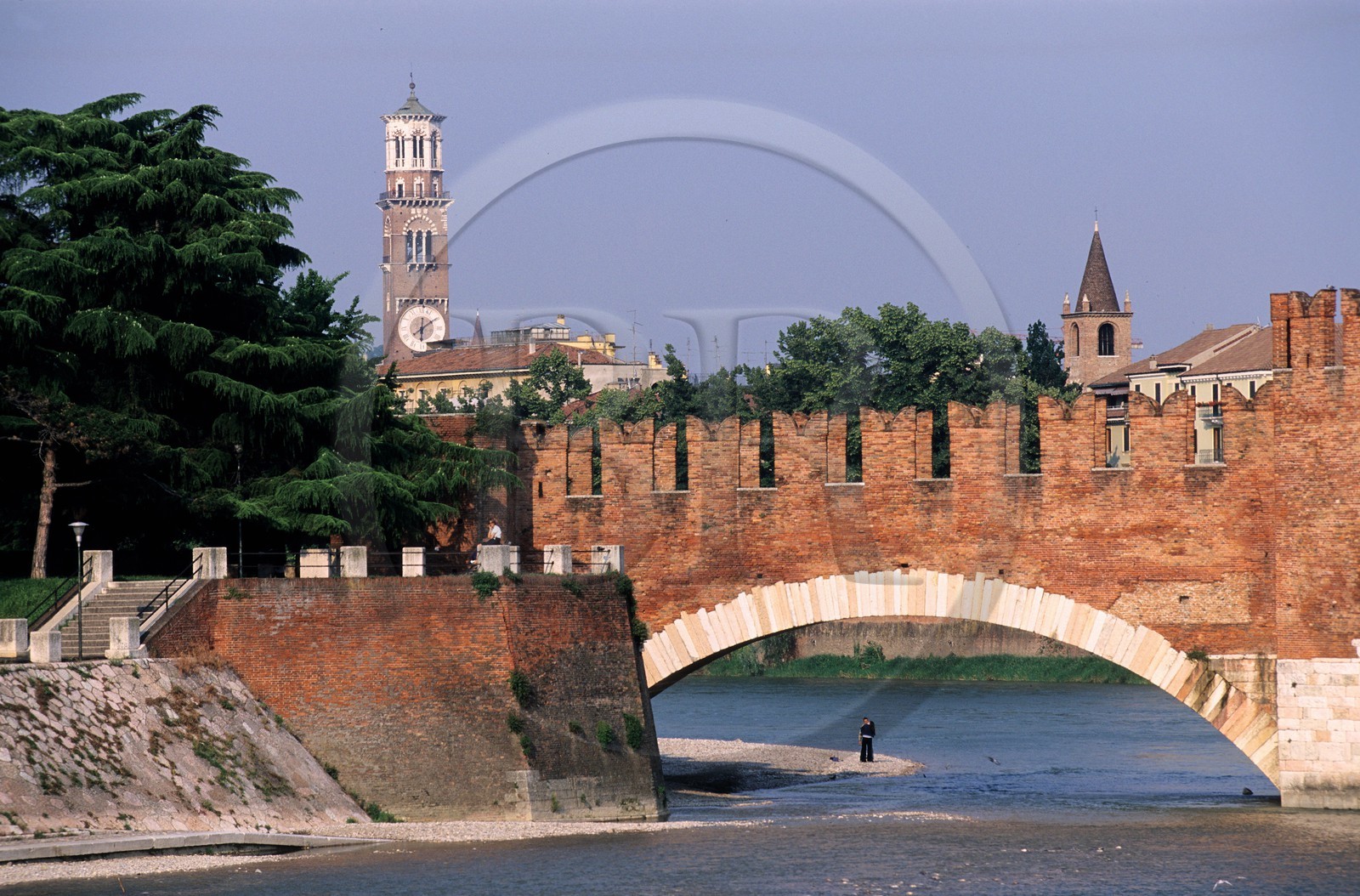 Italie, Vénétie, Vérone, château Castelvecchio, amoureux sous le pont Scaligero