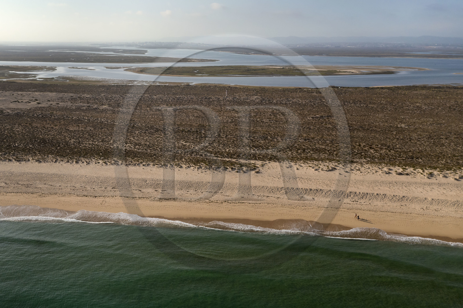 Portugal, Algarve, Parc naturel de la Ria Formosa, Faro, Ile de Barreta ou Deserta (Ilha da Barretta ou Deserta), la plage (vue aérienne)