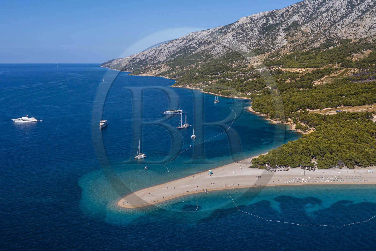 Croatie, Dalmatie, cote dalmate, Ile de Brac, Bol, la plage de Zlatni Rat ou Corne d'or (vue aérienne)