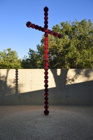 France, Bouches-du-Rhône (13),  Le Puy Sainte Réparade, Chateau La Coste domaine viticole et centre d'art contemporain, La Grande Croix Rouge de Jean-Michel Othoniel (Mention Obligatoire)