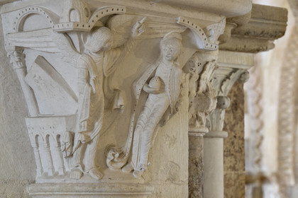 France, Yonne (89), parc naturel régional du Morvan, Vézelay, classé au Patrimoine Mondial de l'UNESCO, labellisé Les Plus Beaux Villages de France, point de départ de l'une des principales voies de pèlerinage de Saint-Jacques-de-Compostelle, la basilique Sainte-Marie-Madeleine, chapiteau du narthex (XIIe siècle), représentation des saintes femmes qui viennent embaumer le corps du Christ mais le tombeau est vide