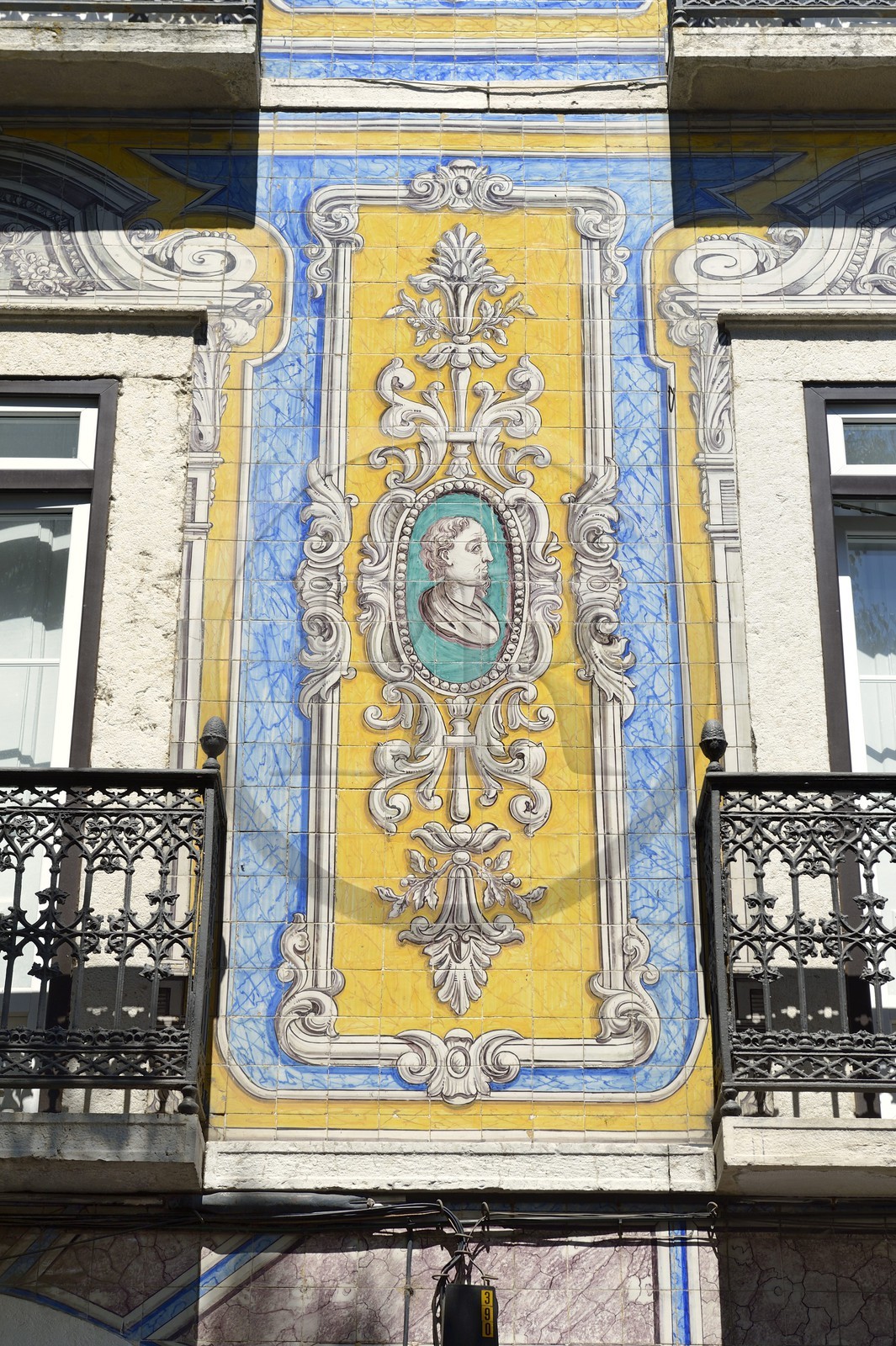 Portugal, Lisbonne, quartier de l'Alfama, campo de Santa Clara, facade d'azulejos