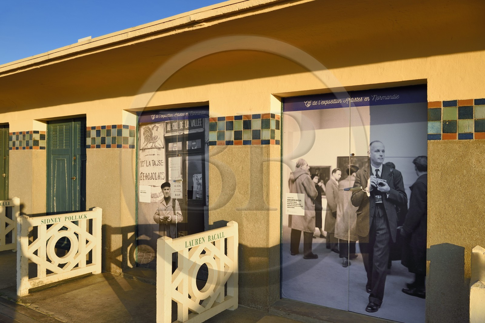 France, Calvados (14), Pays d'Auge, Deauville, les célèbres Planches sur la plage, bordée de cabines de bain de style Art déco, hommage à Cartier-Bresson et Doisneau