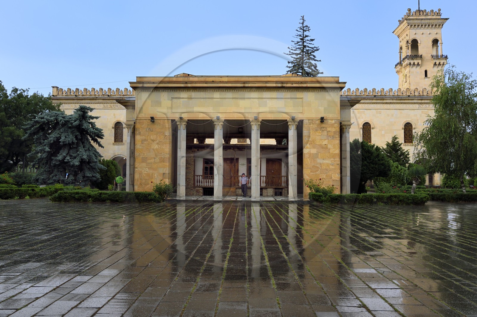 Géorgie, Kartlie intérieure, Gori, ville natale de Joseph Staline, la maison natale de Staline dans son écrin avec le musée Staline en arrière-plan
