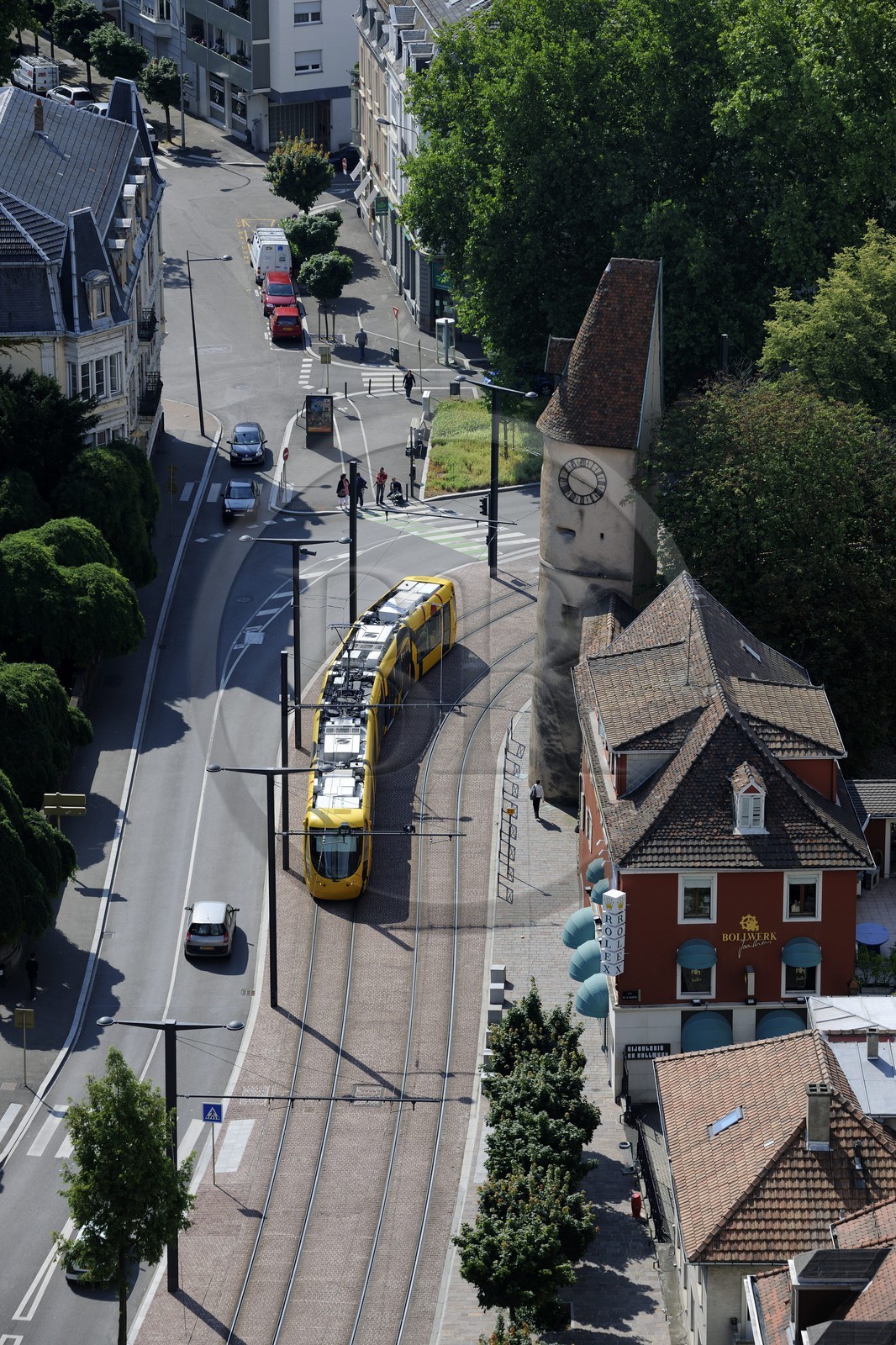 France, Haut-Rhin (68), Mulhouse, tramway devant la tour du Bollwerk