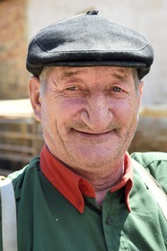 Roumanie, Transylvanie, région de Sighisoara, village de Movile, fermier