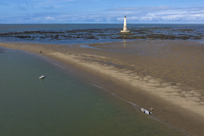 France, Gironde (33), le Verdon-sur-Mer, plateau rocheux de Cordouan à marée basse, phare de Cordouan, classé Patrimoine Mondial de l'UNESCO (vue aérienne)