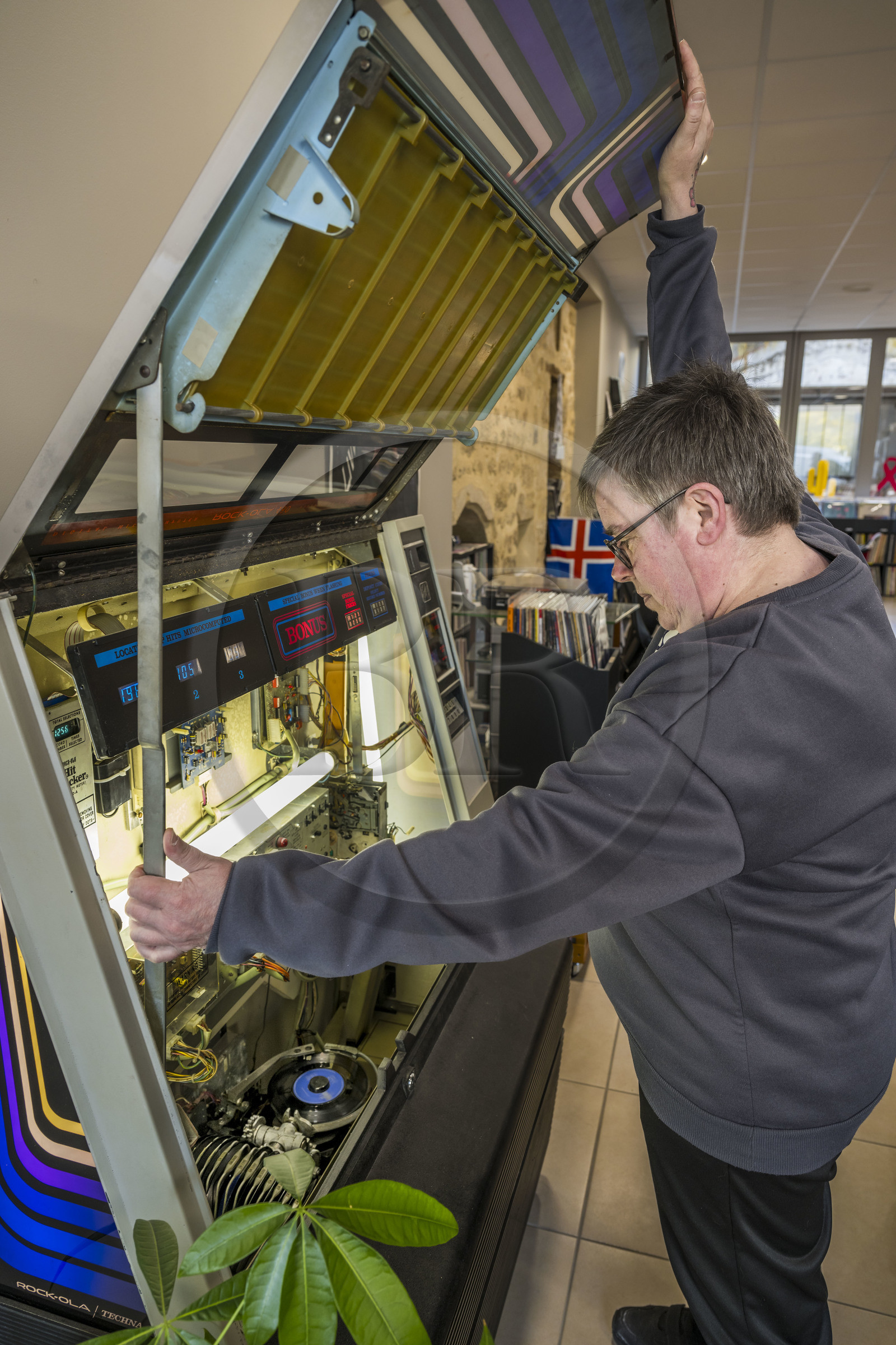 France, Vendée (85), Fontenay-le-Comte, la boutique Vinyles 85 rue des Orfèvres vend des disques vinyles neufs et d'occasions, Aurore Fossey ouvre son jukebox vintage