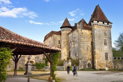 France, Dordogne, Périgord Vert, Saint Jean de Cole, labelled Les Plus Beaux Villages de France (The Most Beautiful Villages of France), Marthonye or Marthonie castle and the covered market, cyclists on the Flow Vélo cycle route
