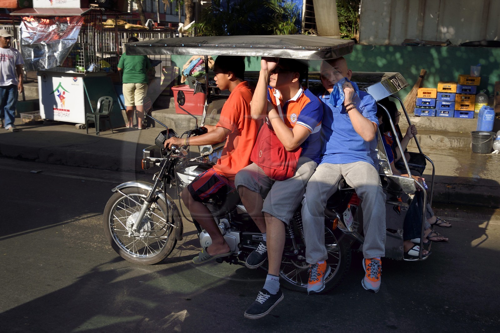 Philippines, Ile de Luzon, Manille, quartier Ermita, tricycle moto-taxi sur l'avenue Maria Orosa