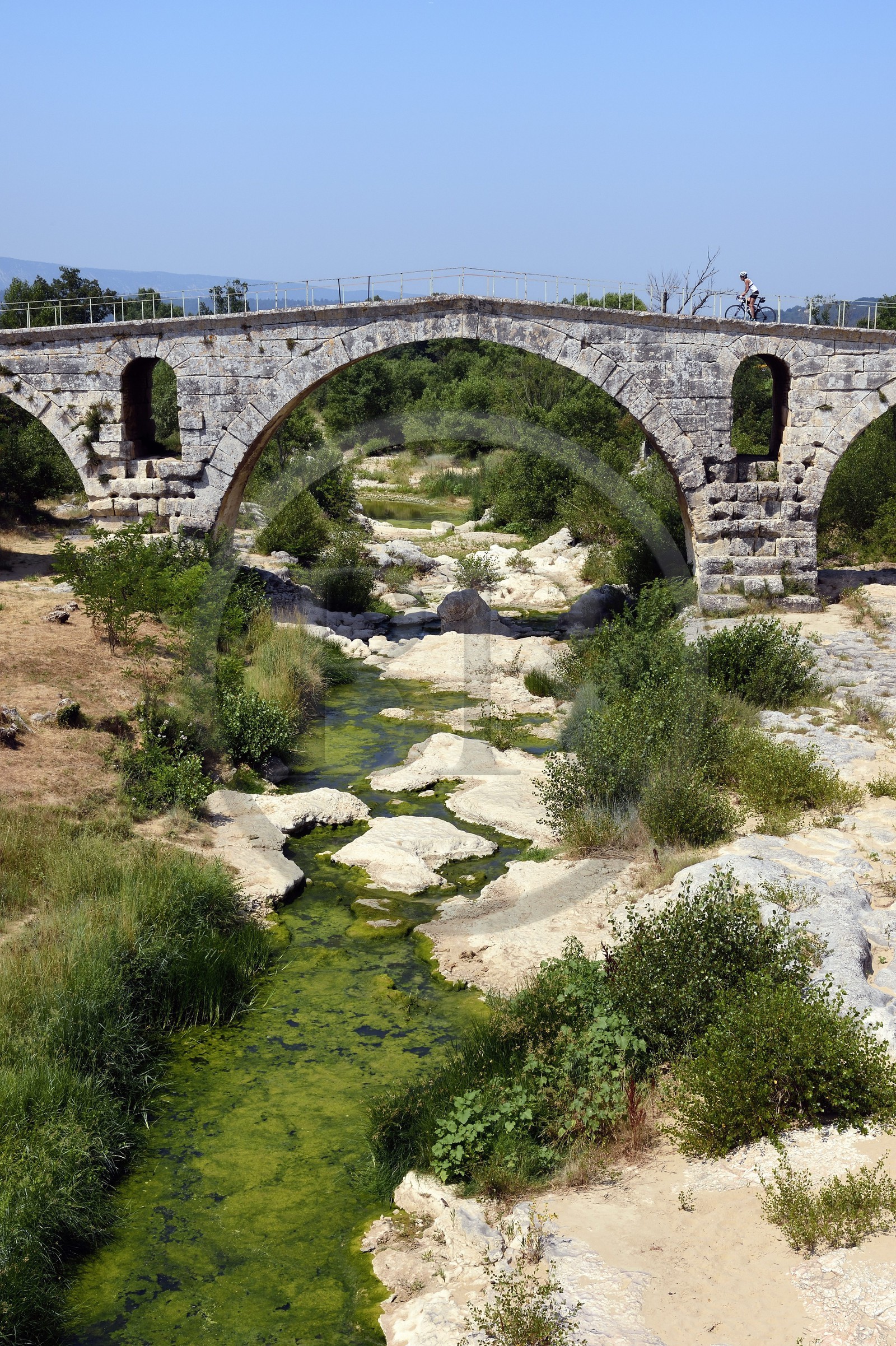 France, Vaucluse (84), Luberon, Bonnieux, le Pont Julien sur le Cavalon, pont romain du IIIe siècle avant JC sur la Via Domitia sur la veloroute du Calavon