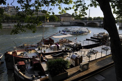 France, Paris (75), les rives de la Seine classées Patrimoine Mondiale de l'UNESCO, péniches au port des Tuileries avec le Palais Bourbon au fond