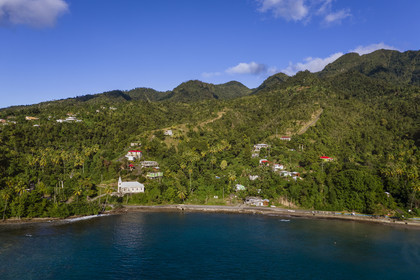 Caraïbes, Ile de la Dominique, Toucari Bay au nord de Portsmouth (vue aérienne)