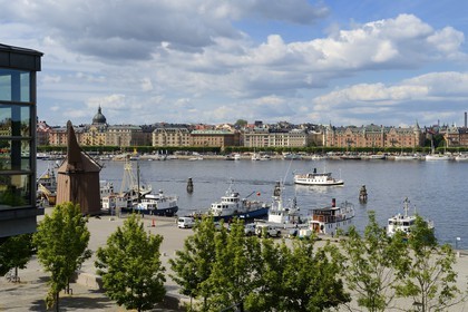 Suède, Stockholm, Ile de Skeppsholmen, bateaux anciens amarrés à Östra Brobänken et le quartier d'Östermalm avec la prestigieuse avenue Strandvägen en arrière plan