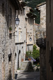 France, Hérault (34), village médiéval de Saint-Guilhem-le-Désert, labellisé Les Plus Beaux Villages de France, Rue de la Chapelle des Pénitents avec la maison Lorimi au fond à gauche