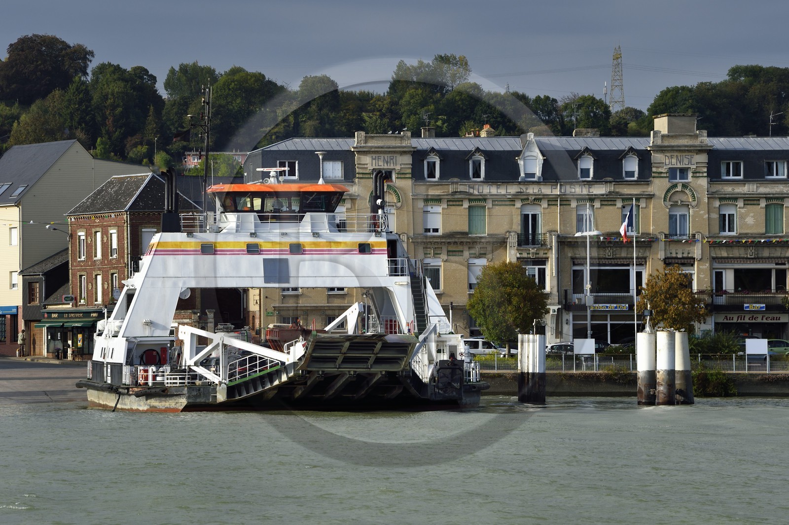 France, Seine-Maritime (76), Pays de Caux, Parc naturel régional des Boucles de la Seine normande, traversée du bac auto sur la Seine à Duclair