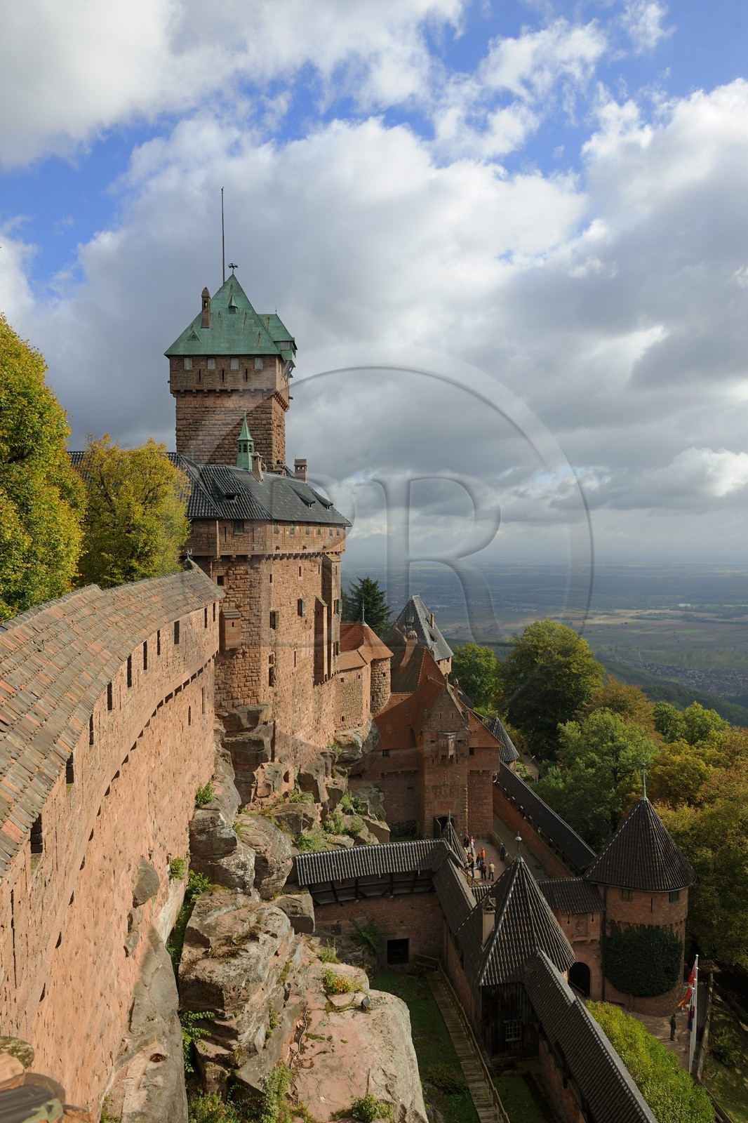 France, Bas-Rhin (67), le château du Haut-Koenigsbourg, le donjon et le logis sud vus depuis le Grand Bastion