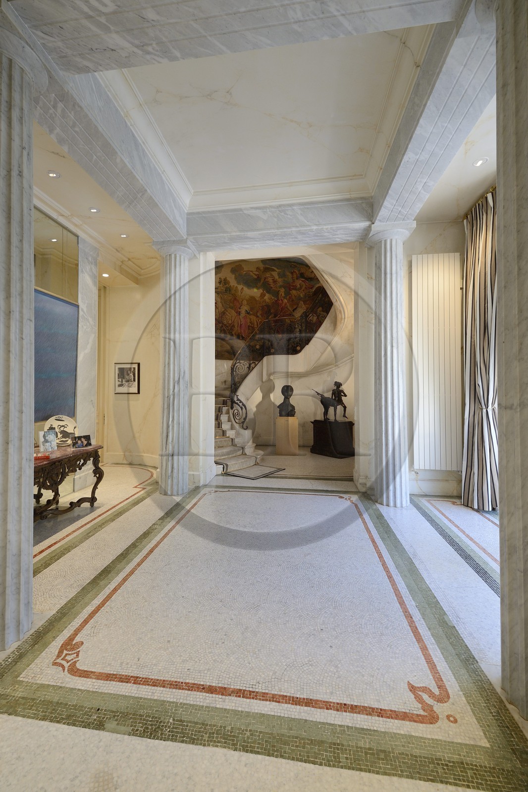 France, Alpes-Maritimes (06), Cannes, la villa La Californie où vécu Pablo Picasso, aujourd'hui renommé le Pavillon de Flore par Marina Picasso, le hall d'entrée