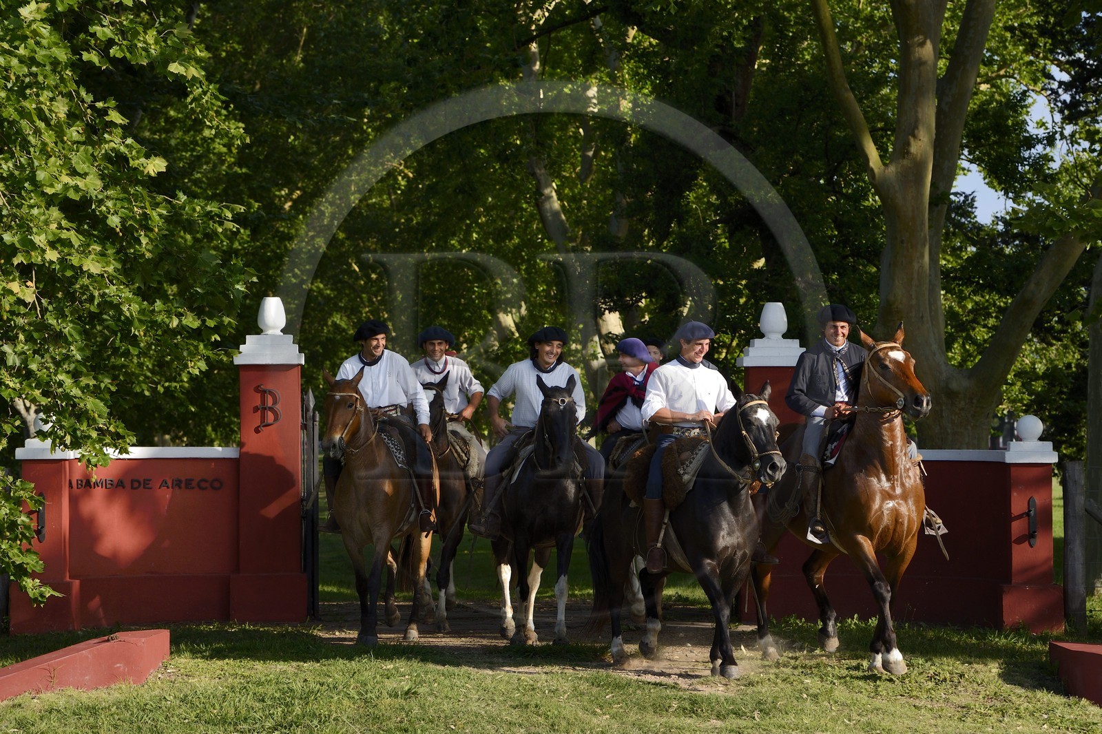 Argentine, province de Buenos Aires, San Antonio de Areco, groupe de gauchos à cheval sortant de l'estancia La Bamba de Areco