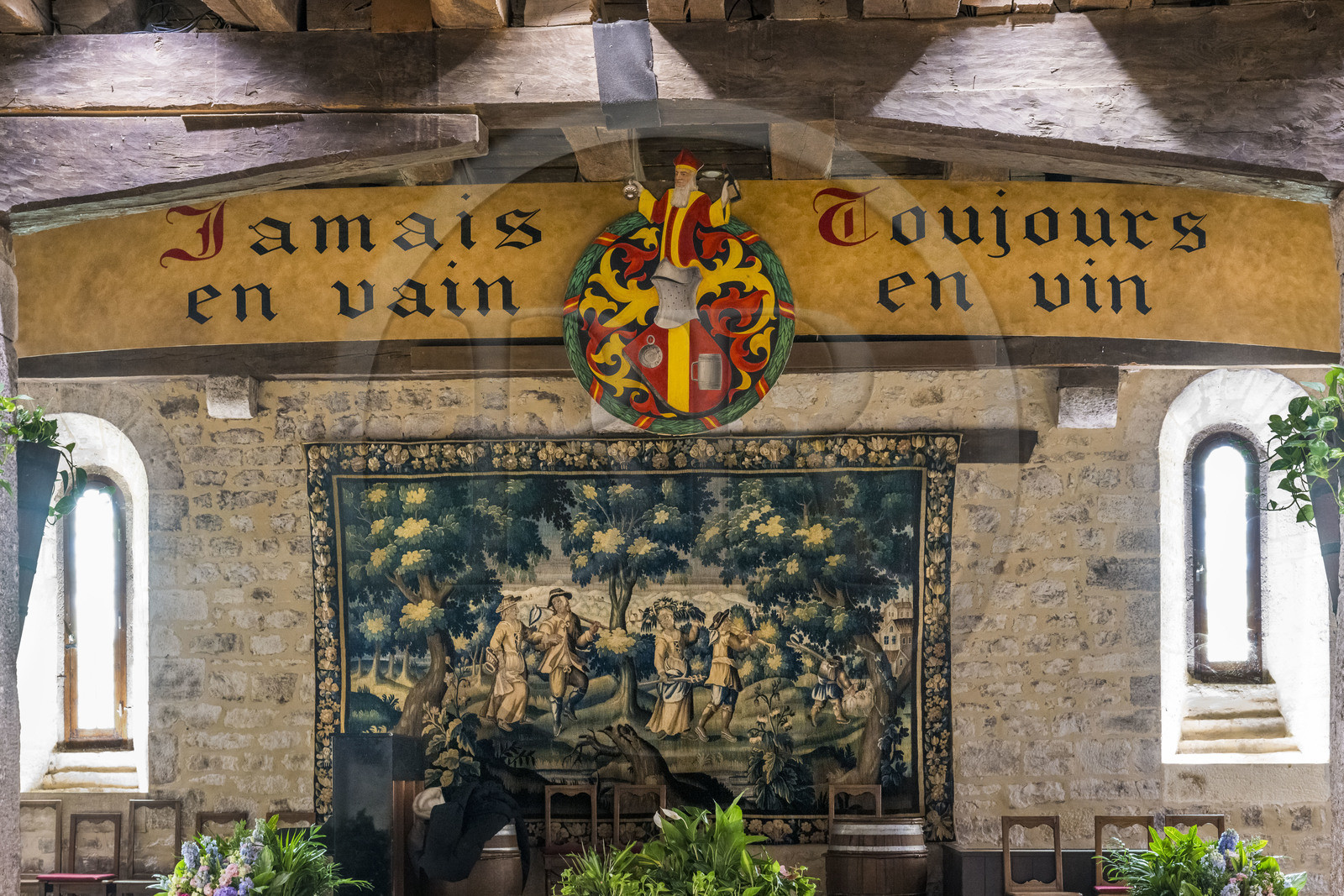 France, Côte-d'Or (21), Paysage culturel des climats de Bourgogne classés Patrimoine Mondial de l'UNESCO, Route des Grands Crus, vignoble de la Côte de Nuits, Vougeot, le Chateau du Clos de Vougeot, le Grand Cellier et siège de la Confrérie des Chevaliers du Tastevin, devise Jamais en vain Toujours en vin dans la salle des banquets