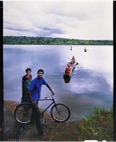 Burundi, Kirundo Province, couple by the lake Cyohoha South also called Cohoha lake, in the background a carved canoe in a single trunk that can cross the lake to join the Rwanda (4x5 reversal film reproduction)
