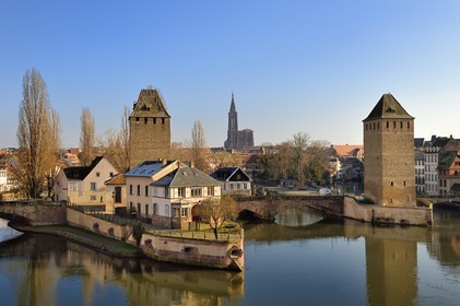 France, Bas-Rhin (67), Strasbourg, vieille ville classée au Patrimoine Mondial de l'UNESCO, quartier de la Petite France, les Ponts Couverts et la cathédrale Notre-Dame en arrière plan