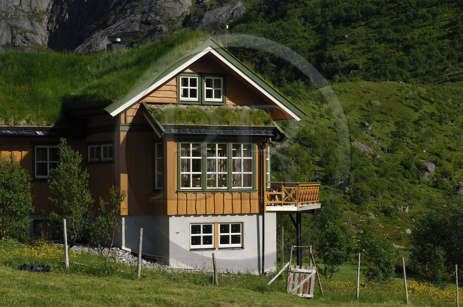 Norvège, Nordland, Iles Lofoten, Ile de Flakstad, maison de bois au toit recouvert d’herbe