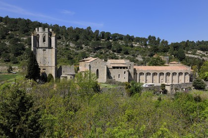 France, Aude (11), village de Lagrasse, labellisé Les Plus Beaux Villages de France, abbaye Sainte-Marie de Lagrasse