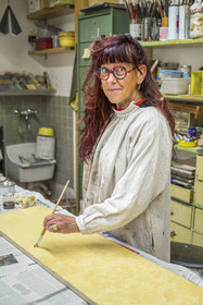 France, Hauts-de-Seine (92), Colombes, l'artiste et laqueur Isabelle Emmerique dans son atelier