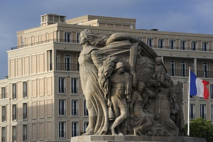 France, Seine-Maritime (76), Le Havre, Centre-ville reconstruit du Havre par Auguste Perret classé Patrimoine Mondial de l'UNESCO, le monument aux morts devant un immeuble Perret