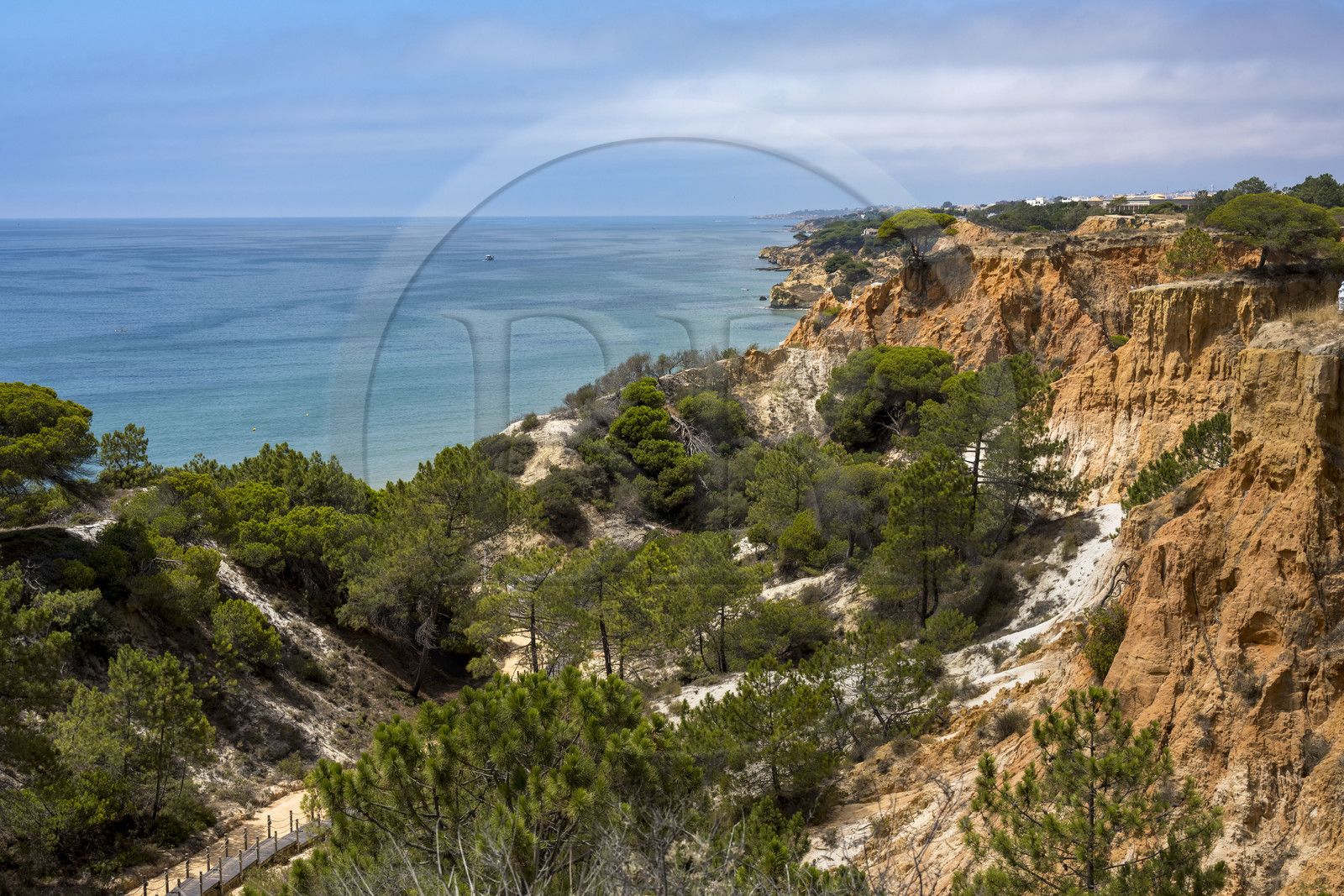 Portugal, Algarve, Olhos de Agua, la plage de Praia da Falésia surplombée par ses falaises rouges