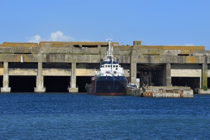 France, Charente-Maritime (17), La Rochelle, le Port Atlantique La Rochelle, port de commerce, les anciennes bases sous-marines vestige de la Seconde Guerre mondiale dans le bassin à Flot