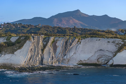 France, Pyrénées-Atlantiques (64), Pays-Basque, la Corniche Basque, Urrugne, la côte Atlantique vers Socoa, falaises de flysch et la montagne de La Rhune en arrière plan (vue aérienne)