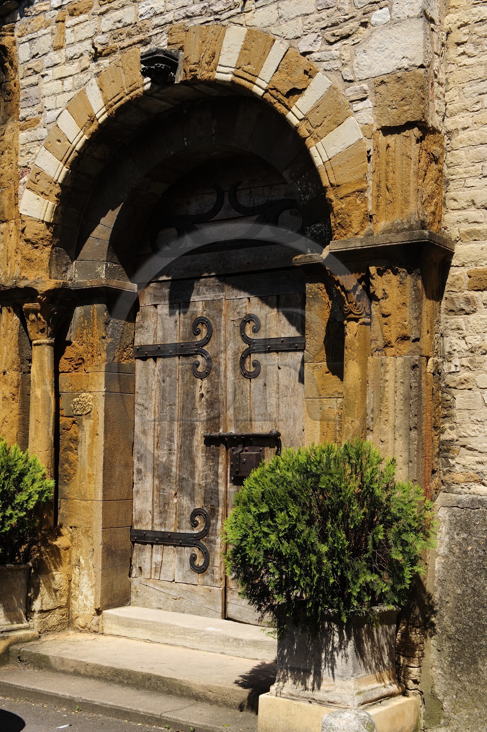 France, Saône et Loire (71), Tournus, porte de l'ancienne église Saint-Valerien