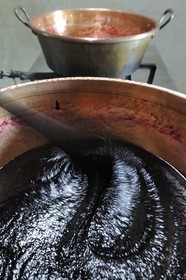 France, Côte d'Or (21), Concoeur, Ferme Fruitrouge, Isabelle et Sylvain Olivier produisent tous les produits à base de fruits rouges qu'ils récoltent, ici la confiture de cassis