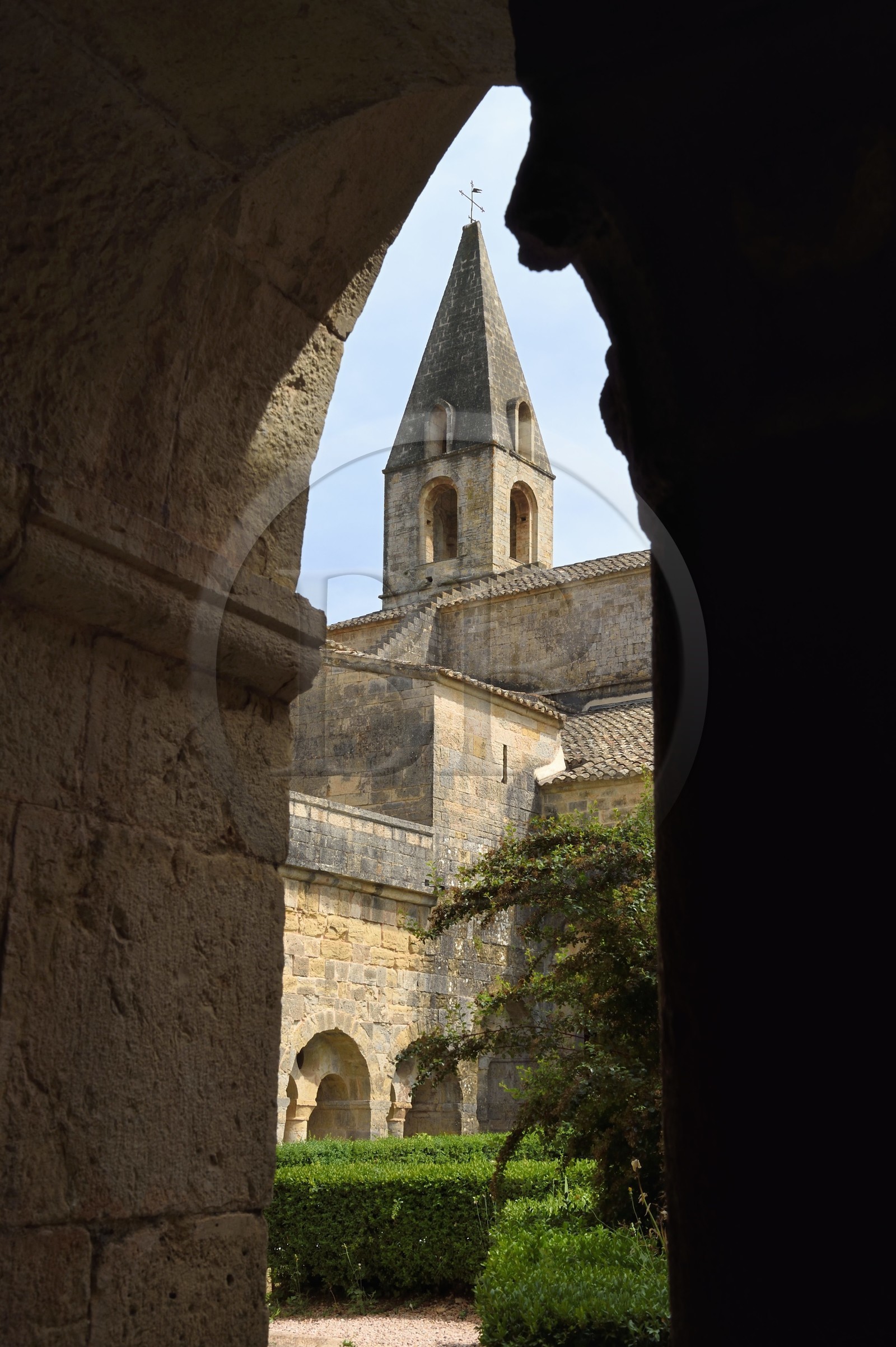 France, Var (83), Abbaye cistercienne du Thoronet, le cloitre