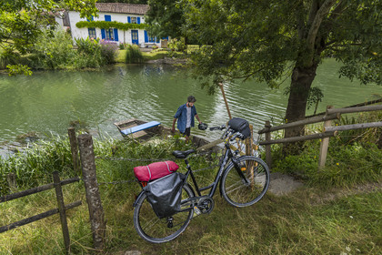 France, Deux-Sèvres (79), le Marais Poitevin, la Venise Verte, Coulon, maison du marais typique au bord de la Sèvre Niortaise et de la voie cyclable de la Vélo Francette