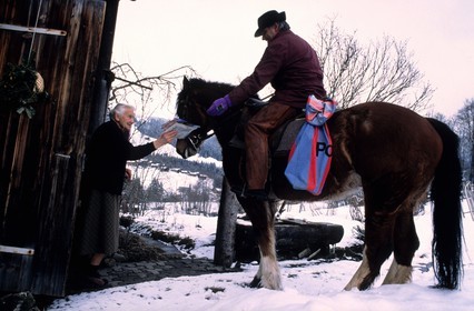 Suisse, région de Bern (Oberland Bernois), Saanenland, Gstaad, le postier à cheval livrant le courrier