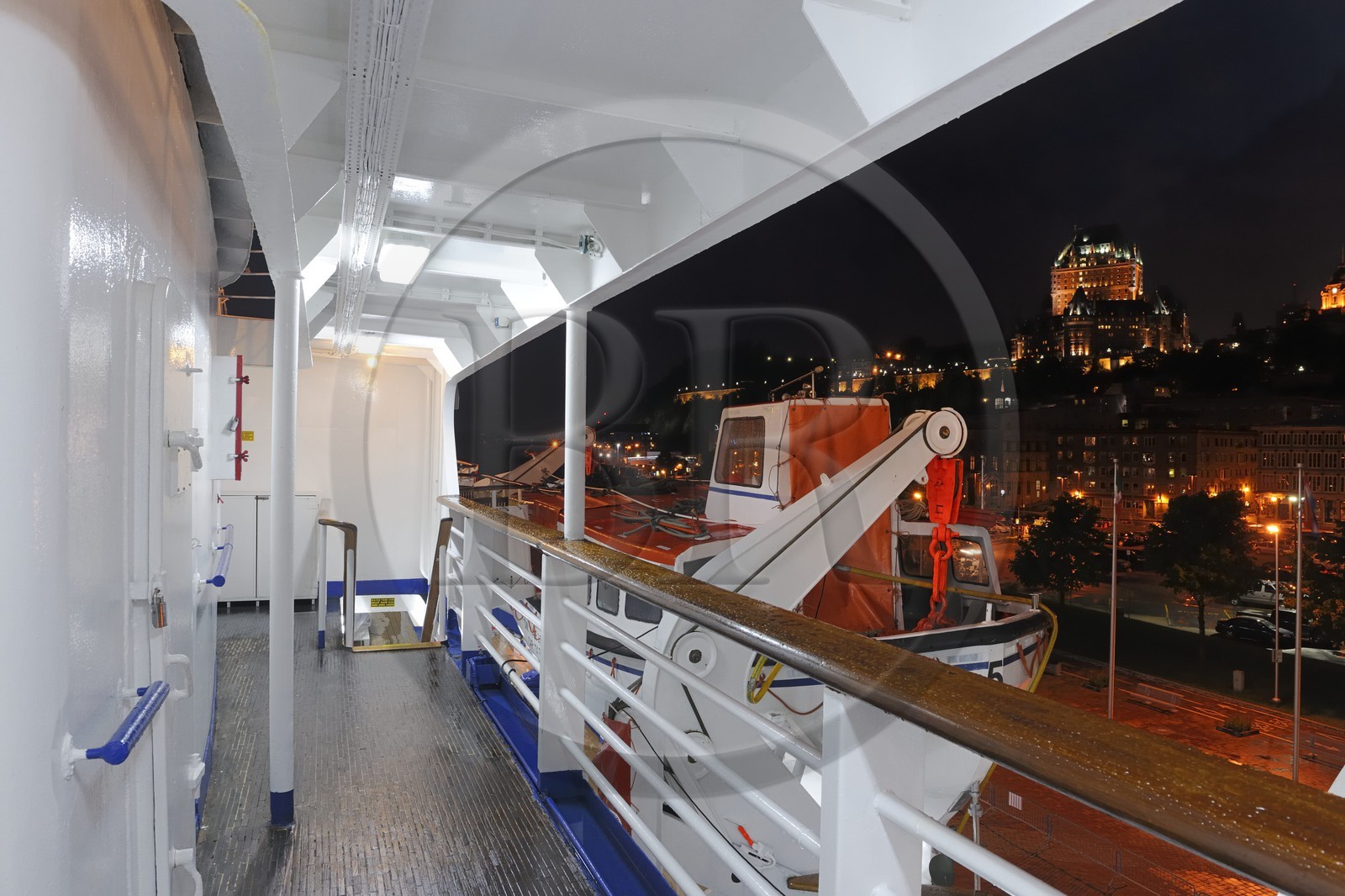 Canada, province de Québec, ville de Québec, Vieux-Québec classé Patrimoine Mondial de l' UNESCO, château Frontenac depuis le bateau de croisière Princess Danaé à quai
